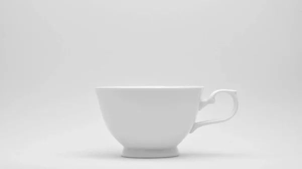 Weiße Keramiktasse Auf Weißem Hintergrund — Stockfoto