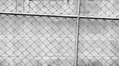 Terk edilmiş bölgede kafes metal teli