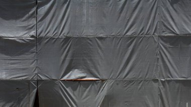 İnşaat alanında branda örtüsü