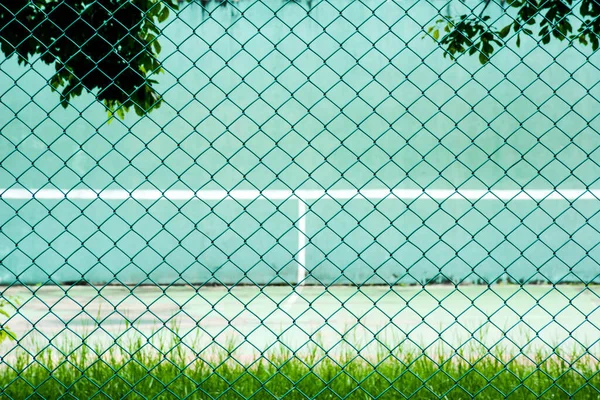 Зеленая Металлическая Клетка Перед Зеленым Теннисным Кортом Стеной Тренировок — стоковое фото