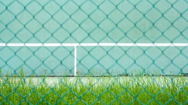 Groene Tennisbaan Muur Voor Training Achterzijde Groene Metalen Kooi — Stockfoto