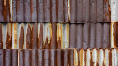 Eski ve paslı kahverengi galvanize demir çatı dokusu