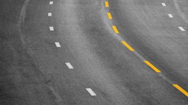 Siyah asfalt üzerinde sarı ve beyaz boya çizgisi. uzay ulaşım arkaplanı