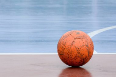 Futsal Court 'ta eski ve hasarlı turuncu top