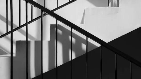 Modern Fém Korlát Lépcsőházban Árnyékkal Egy Modern Beton Épületben — Stock Fotó