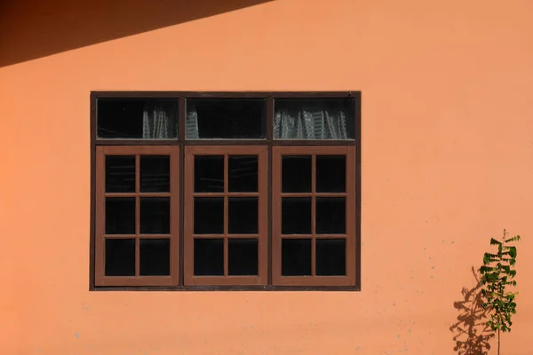 Finestra Vetro Pallido Edificio Cemento Arancione — Foto Stock