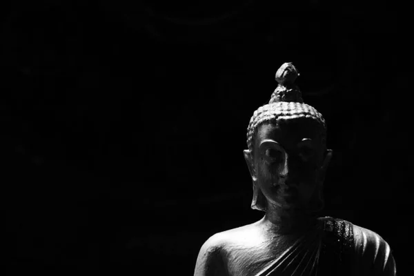 Statue Bouddha Dans Obscurité Monochrome — Photo