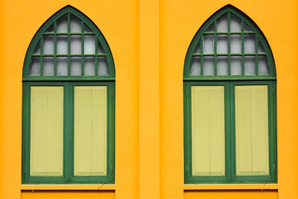 Klasické Dřevěné Okno Žluté Betonové Budově — Stock fotografie