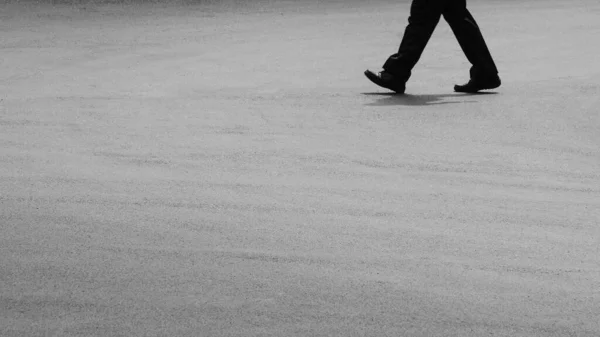 Człowiek Chodzący Asfaltowej Drodze — Zdjęcie stockowe