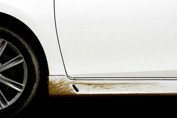 Брызги Грязи Колеса Белом Автомобиле — стоковое фото