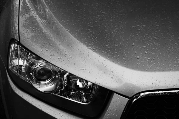 Προβολέας Αυτοκινήτου Στη Βροχή Ημέρα Φως Και Σκιά — Φωτογραφία Αρχείου