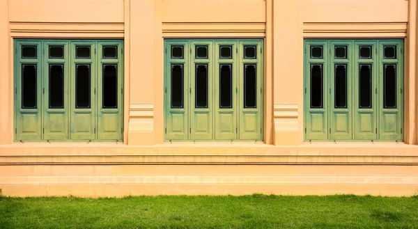 Finestra Legno Antico Verde Pallido Edificio Arancione — Foto Stock