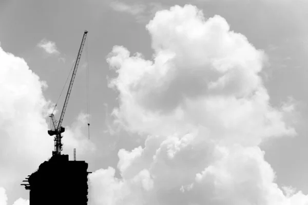 Silhueta Guindaste Construção Monocromático — Fotografia de Stock