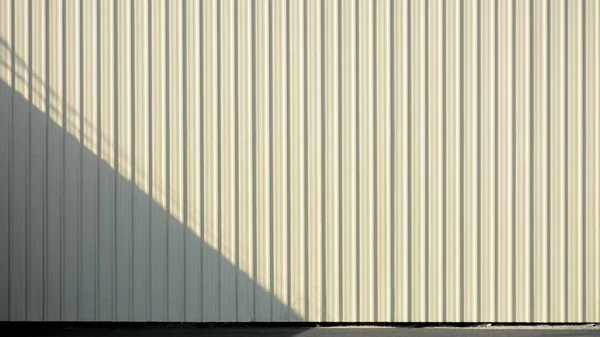 Pared Metal Corrugado Blanco Con Sombra —  Fotos de Stock