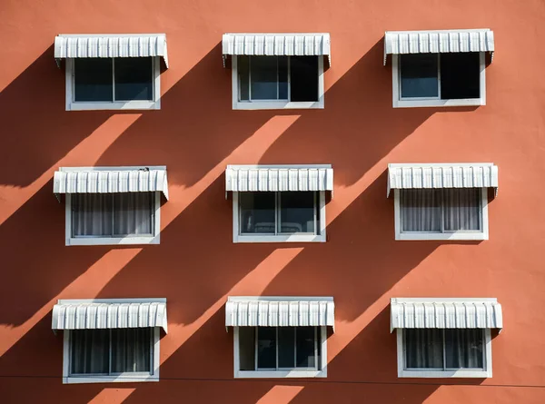 Padrão Janela Vidro Edifício Cimento Laranja — Fotografia de Stock