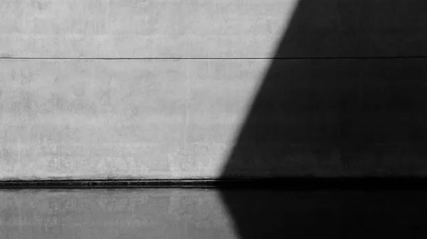 Schatten Der Wand Mit Spiegelung Auf Dem Wasser — Stockfoto