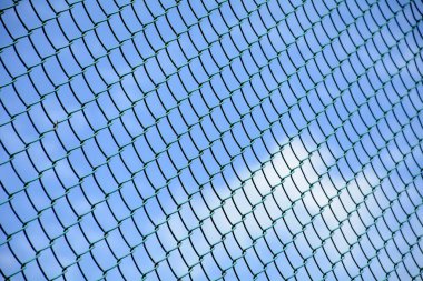 Kafes metali gökyüzünün önünde