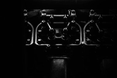 Karanlıkta eski motorun vanası - arkaplan