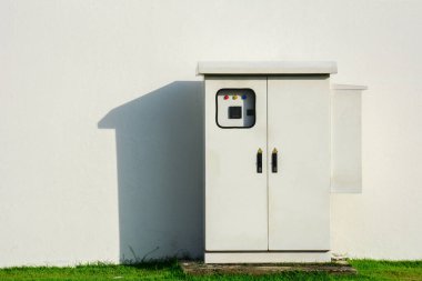 beyaz elektrik dağıtım kutusu 