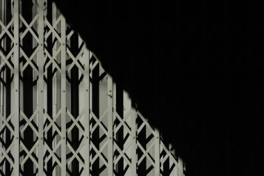 Klasik gri metal sürgülü kapı ve gölge