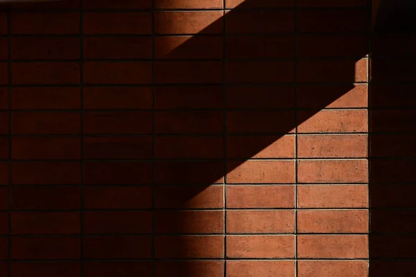 Πορτοκαλί Τούβλο Τοίχο Και Σκιά Από Κτίριο — Φωτογραφία Αρχείου