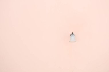 Soluk pembe beton duvarda klasik lamba