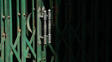 Yeşil vintage metal sürgülü kapı ve gölge.
