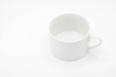 Beyaz arkaplanda beyaz seramik kahve fincanı
