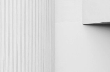 Beyaz beton duvarda düşük yardım heykeli çizgisi