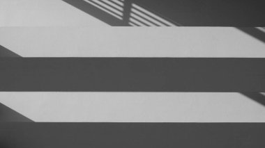 Penceresinde gölgeler olan beyaz bir duvarın soyut arkaplanı. - Tek renkli.