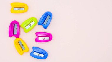 Plastik kalemtıraşlı renkli - arkaplan