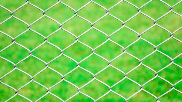 Κλουβί Μεταλλικό Δίχτυ Μπροστά Από Γκαζόν — Φωτογραφία Αρχείου
