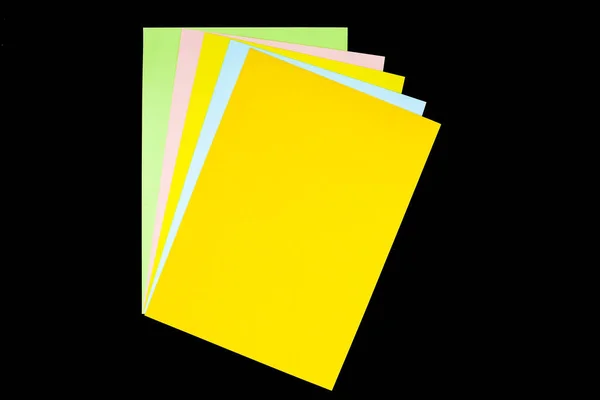 Grönt Rosa Gult Blått Och Orange Papper Isolerad Svart Bakgrund — Stockfoto