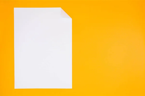 Biała Kartka Papieru Żółtym Tle — Zdjęcie stockowe
