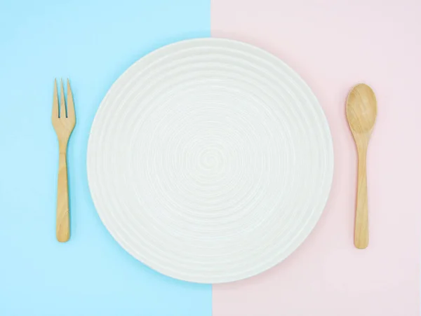 Hidangan Keramik Putih Pada Kertas Biru Dan Merah Muda Latar — Stok Foto