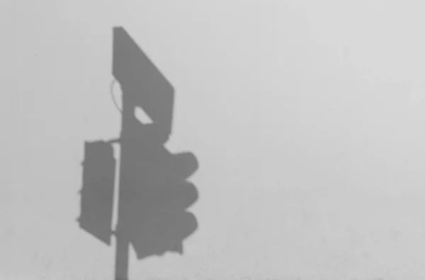 Σκιά Ενός Στύλου Σηματοδότησης Λευκό Τσιμεντένιο Τοίχο — Φωτογραφία Αρχείου