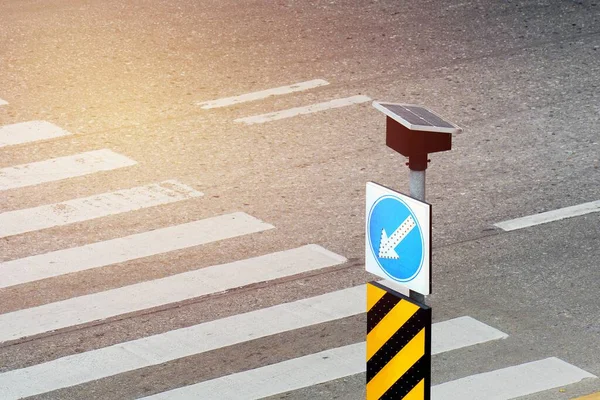 Arrow Sign Road Crossing Urban — Stock Photo, Image