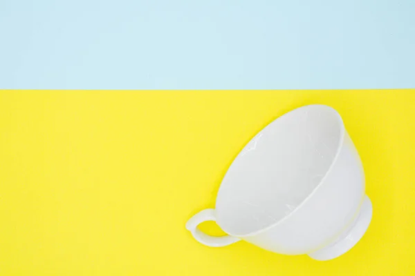 Tasse Café Céramique Blanche Sur Papier Bleu Jaune Fond — Photo