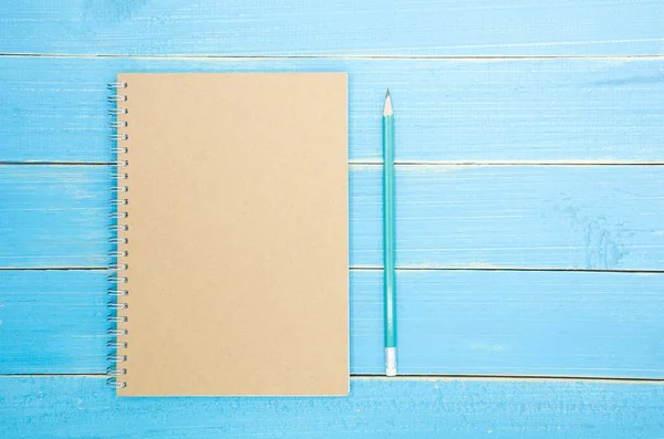 Bruin Boek Een Potlood Oude Blauwe Houten Ondergrond Bovenaanzicht — Stockfoto