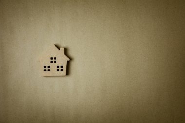 Kahverengi ahşap ev simgesi geri dönüştürülmüş kağıt arka planda