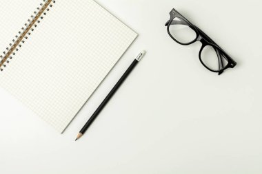 ızgara kağıt kitap, kalem ve beyaz masa üzerine bir gözlük - iş konsepti geçmişi için
