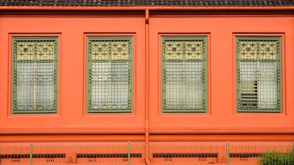 Classica Finestra Legno Verde Presso Edificio Cemento Arancione — Foto Stock