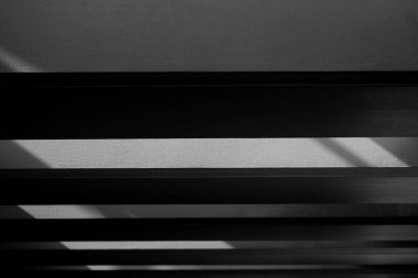 Penceresinde gölgeler olan beyaz bir duvarın soyut arkaplanı. - Tek renkli.