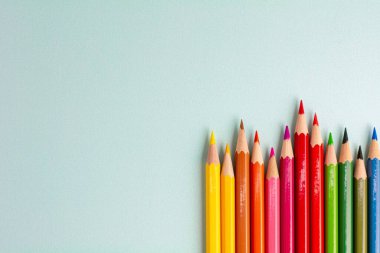 mavi kağıt üzerinde renkli kalemler - arkaplan