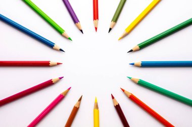 Beyaz arkaplanda izole edilmiş renkli kalemler