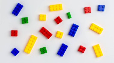 Beyaz arkaplanda plastik yapı taşları