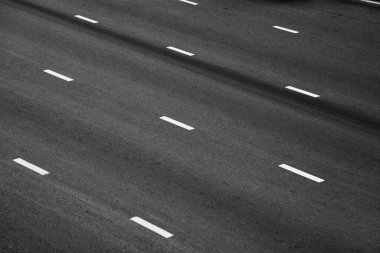 Siyah asfaltta beyaz boya izi. uzay ulaşım arkaplanı