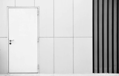 Beyaz duvar metal zemin üzerinde kapalı beyaz kapı