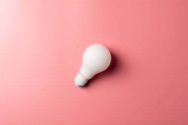 Pembe arka planda beyaz klasik ampul. - yaratıcı kavram geçmişi için.