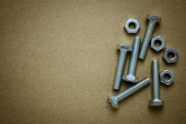 Terk edilmiş kağıt üzerinde civata ve civler. - veya inşaat konsepti geçmişi için.